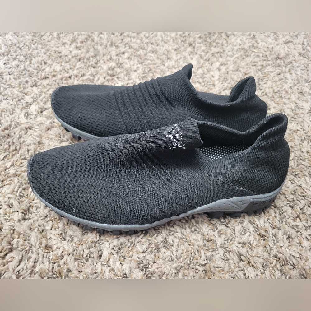 Women's water shoes size 8